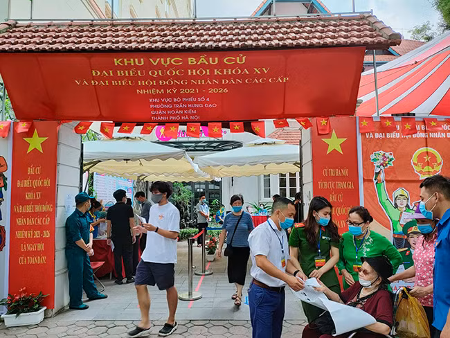 Khu vực Bầu cử số 4 của phường Trần Hưng Đạo, quân Hoàn Kiếm, Hà Nội cử tri nơi đây cũng tất bật hồ hởi khi đi bầu cử.