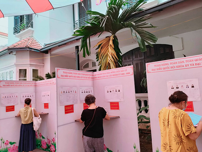 Khoảng cách bầu cử cũng cách xa nhau để đảm bảo an toàn khi phòng, chống dịch COVID-19.