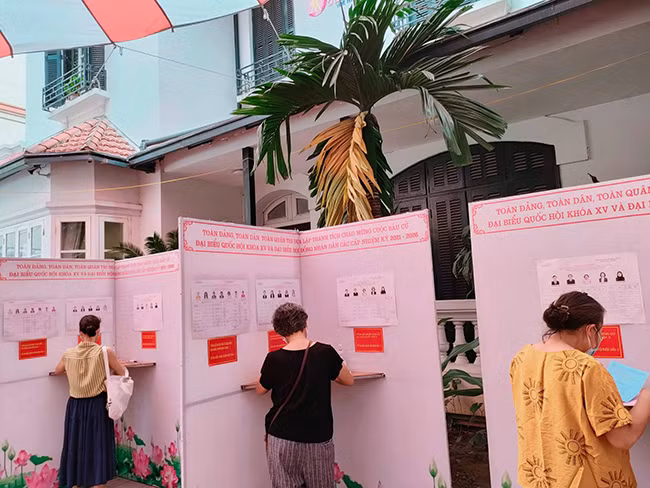 Khoảng cách bầu cử cũng cách xa nhau để đảm bảo an toàn khi phòng, chống dịch COVID-19.