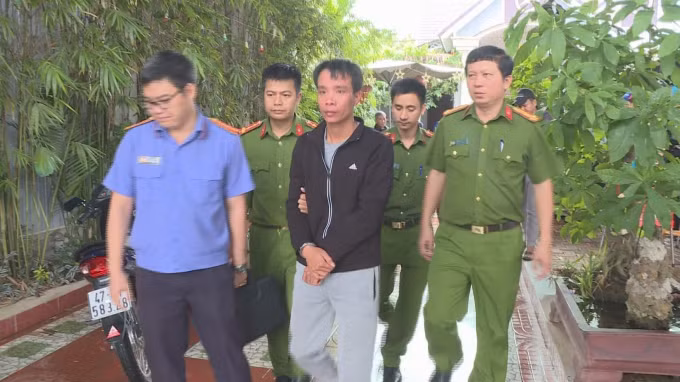  Đang uống rượu vợ gọi điện, bị bạn nhậu đâm chết vì xin về trước: Anh Nguyễn Xuân Quyết (SN 1985, trú huyện Ea Kar, tỉnh Đắk Lắk) đến nhà Đỗ Viết Dương (SN 1983, trú cùng địa phương) để nhâu. Trong khi đang nhậu anh Quyết xin phép về trước vì vợ đang ở nhà sắp sinh con liền bị Dương chạy ra xe ô tô của mình lấy dao đâm chết nạn nhân. Ngày 20/5, VKSND tỉnh Đắk Lắk đã truy tố Quyết về tội “Giết người”. 