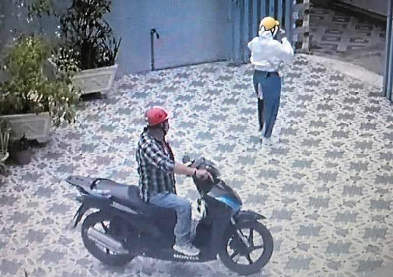  Bị "bạn trai" hẹn hò qua Facebook lừa gần 500 triệu đồng: Chị T.T.B.V (34 tuổi, ngụ Long An) quen biết người đàn ông tên Tuấn qua Facebook. Tin tưởng bạn trai quen nên chị V. nhờ Tuấn chở đến ngân hàng để gửi tiền. Khi đến số 389 Nguyễn Trãi (phường Nguyễn Cư Trinh, quận 1, TP HCM) Chị V. vừa bước xuống, Tuấn rú ga bỏ chạy cùng số tài sản của nạn nhân. Theo khai báo, tổng trị giá khoảng 500 triệu. Ngày 20/5, Công an TP HCM cho biết đang truy tìm đối tượng. 