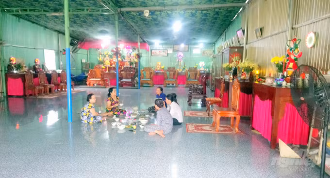 Ngan le mot chuyen lang: 'Thanh mau' chua benh bang… nuoc la