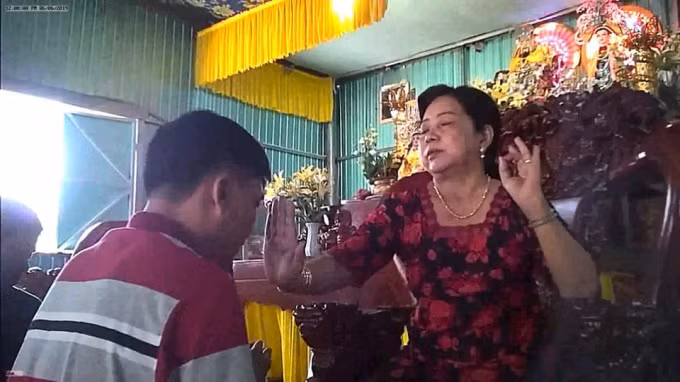 Ngan le mot chuyen lang: 'Thanh mau' chua benh bang… nuoc la-Hinh-4