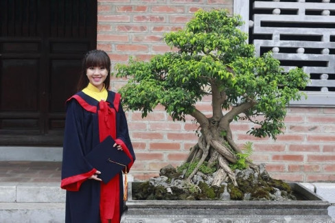 “Anh nghèo lắm, sống chài lưới qua ngày. Một ngày đẹp trời có một đôi vịt trời một đực một cái mắc vào lưới. Anh Dần không thả mà mang về nuôi. Không ngờ đôi vịt trời không bay đi đâu cả mà ngày ngày về nhà anh này, rồi đẻ con, cứ thế dần dần nuôi ngày càng nhiều, rồi anh thuần chủng đàn vịt trời. Giờ trang trại đã hơn hai ngàn con, doanh thu cả tỉ đồng 1 năm”.