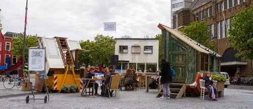 Quán cà phê thùng rác: Tên gọi cà phê này được lấy cảm hứng từ việc mọi đồ đạc trong cửa hàng đều được tái chế từ mọi vật trong thùng rác.Nghe tên thì chẳng có gì hấp dẫn cả, thế nhưng nó lại thích hợp với những người thích hòa quyền cùng thiên nhiên và ngắm khung cảnh tự nhiên khi đang thưởng thức cà phê. 