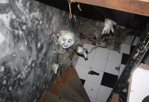 Quán cà phê địa ngục: Quán cà phê này thích hợp cho những người ưa phim kinh dị hay những cảnh chết chóc. Bước vào đây, bạn chỉ có cảm giác rùng mình bởi những nhân viên trong trang phục kỳ dị và cảnh tưởng hãi hùng. Dù rất đáng sợ nhưng đó sẽ là một trải nghiệm vô cùng thú vị. 