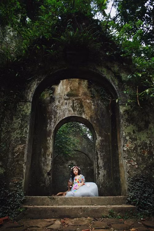 Đồng hành cùng thiên thần nhí còn có cả ê-kíp thực hiện bao gồm 8 người. Ngoài mẹ bé, 2 nhiếp ảnh, còn có người trang điểm, người cầm đèn chiếu sáng. Vì vậy, bộ ảnh "Công chúa ma thuật" nhờ thế mà thực hiện khá nhanh.