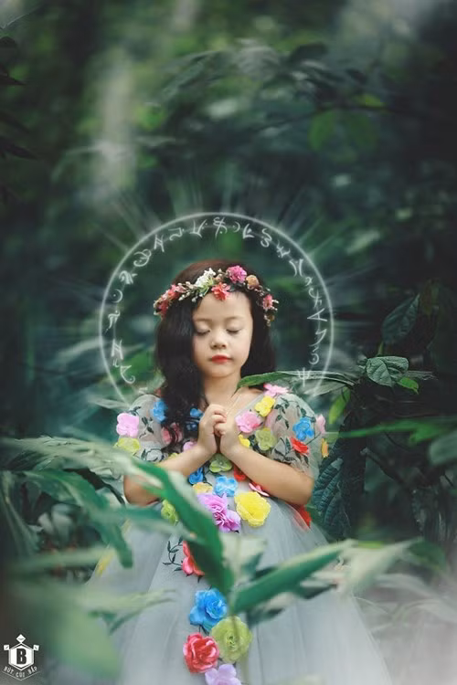 Mới đây, Chi Pu phiên bản nhí tiếp tục gây sốt cư dân mạng bởi bộ ảnh "Công chúa ma thuật". Chị Phạm Cẩm Lệ, mẹ bé cho biết: "Bé luôn ước một lần được hóa thân thành công chúa nên mình đã thực hiện bộ ảnh này cho bé. Hơn thế nữa, mình cũng hi vọng có nhiều kỉ niệm cho con gái sau này".