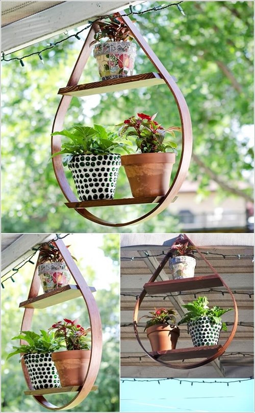 Ý tưởng này thoạt nhìn phức tạp, nhưng thực tế rất dễ triển khai. Từ một thanh gỗ mỏng và dai, bạn uốn cong chúng thành hình giọt nước, sau đó đặt vào 2 miếng ván và đóng đinh cố định lại rồi treo chúng lên. Mọi thứ đã hoàn thiện. Ý tưởng thiết kế vườn treo này phù hợp đặt ở ban công hoặc đầu hồi của ngôi nhà.