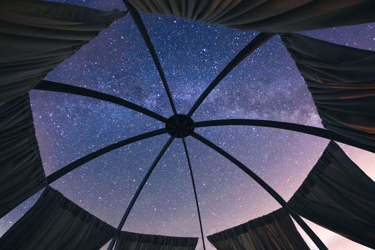 Nhưng chúng tôi chắc chắn bạn sẽ rời mắt khỏi màn hình khi mở rèm cửa nhà nhìn ngắm quang cảnh xung quanh. Căn nhà có thể nhìn ra bầu trời và mặt đất suốt 360 độ.