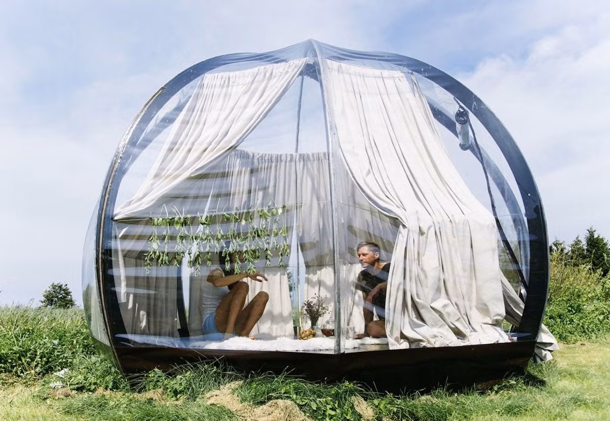 Nếu bạn yêu thích ngắm trăng, sao và bầu trời đêm rực rỡ mà không thích phải ngủ trên mặt đất với nhiều ruồi muỗi phá rồi thì hãy thử kì nghỉ với Glamping (kết hợp của hai từ "Camping: cắm trại" và "Glamorous: quyến rũ"). Thông thường, để lắp đặt căn lều nhà kính lãng mạn này mất nửa ngày nhưng kết quả cuối cùng hoàn toàn đáng giá.