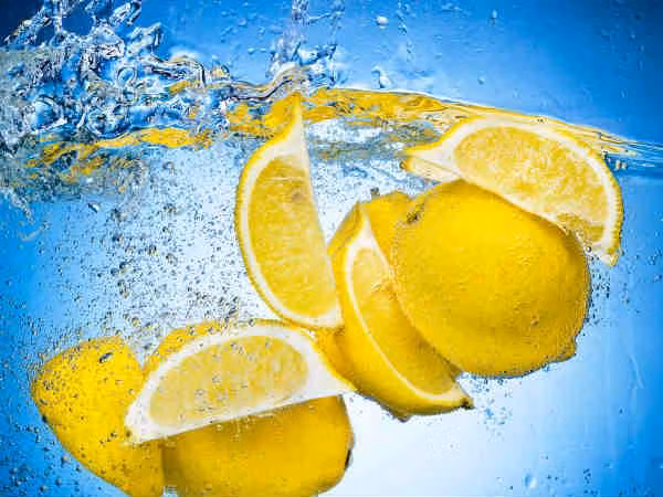 Bước 3: Uống một ít nước chanh sau khi thức dậy. Các chất chống oxy hóa có trong chanh rất quan trọng trong quá trình thanh lọc phổi.