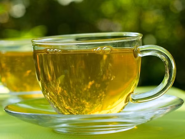 Bước 2: Việc uống một tách trà xanh vào ban đêm trước khi đi ngủ cũng sẽ giúp thanh lọc phổi. Những chất có trong trà xanh khi đi vào cơ thể, xuống ruột khiến những chất cặn dễ bị đẩy ra ngoài. Điều này rất có lợi cho sức khỏe.