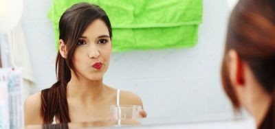 1. Nước muối. Bạn có thể chuẩn bị nước muối khá dễ dàng: lấy ​​hai đến ba muỗng cà phê muối cho vào một ly và đổ một ít nước ấm vào. Sau đó ngậm hỗn hợp trong khoảng 15 phút. Bạn không nên nuốt nước muối, mà chỉ súc miệng để nước muối tràn qua các kẽ răng và nướu. Mẹo chữa đau răng này không tốn kém nhưng lại hiệu quả.