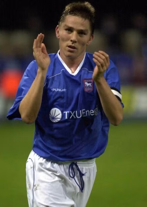 Cựu cầu thủ Ipswich (Anh) được đánh giá là cầu thủ mạnh mẽ trên sân cỏ nhưng anh lại sợ những con vật dễ thương bé nhỏ như chó và mèo. Cầu thủ từng 49 lần khoác áo đội tuyển Ireland khẳng định mình yêu ngựa và sợ chó và mèo.