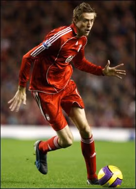 Cao kều Peter Crouch từng thú nhận mình hay gặp những cơn ác mộng khủng khiếp. Trong giấc mơ, Crouch luôn thấy mình lùn đi trông thấy và trở nên vô cùng nhỏ bé so với mọi người và không ai còn nhận ra sự có mặt của Crouch. Điều lo sợ này khiến Peter Crouch sau đó phải đi khám bác sĩ và được họ đưa ra lời giải thích, “Một trong những vấn đề chính của Peter Crouch là anh bị ám ảnh về việc mình quá cao. Với chiều cao “khủng” của mình, Crouch quen nhìn mọi thứ từ trên cao nên anh ta thấy sợ mình phải lùn đi”.