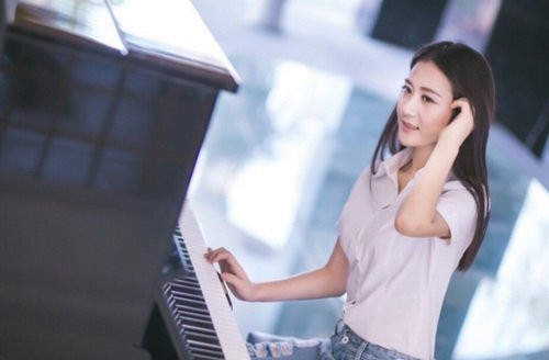 Trên trang cá nhân của mình, cô giáo 9X này tâm sự, do thời thơ ấu bị ảnh hưởng rất nhiều từ ông nội, một giáo viên tâm huyết và mẫu mực nên cô đã quyết định sau này lớn lên quyết tâm trở thành một giáo viên xuất sắc.