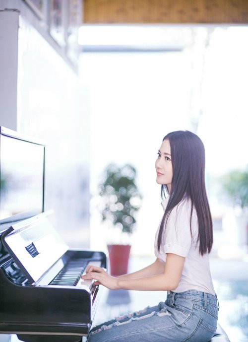 Ngoài những hoạt động bổ sung tinh thần, trí tuệ, cô giáo 9X này cũng rất quan tâm đến việc bổ trợ thể chất. Việc dành thời gian cho những bài tập nâng cao thể lực khiến Đinh Đinh cực kỳ thích thú.