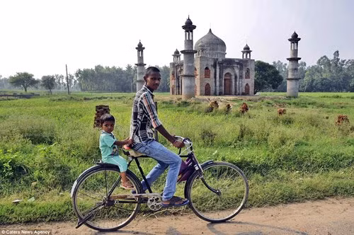 Thậm chí, ông Faizul còn nhận được lời đề nghị giúp đỡ của chính quyền địa phương. Nhưng ông vẫn nhất quyết từ chối. Ông nói rằng: “Tôi thà yêu cầu chính quyền dành tiền xây trường đạt chuẩn còn hơn là yêu cầu họ tài trợ cho mình”.