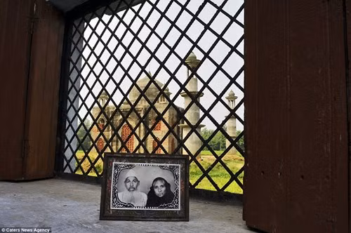 Ông Faizul cho biết nhiều người đã ngỏ ý tài trợ tiền để ông tiếp tục xây đền nhưng đã bị ông từ chối vì đây là công trình của riêng ông dành tặng người vợ thương yêu.