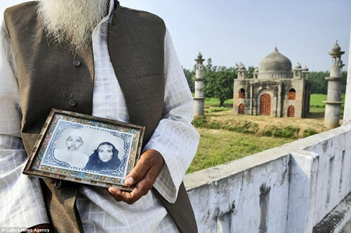 “Khi bắt đầu, tôi đã bán một mảnh đất với giá 60.000 bảng Anh. Sau đó tôi bán trang sức vàng và bạc của vợ với giá 15.000 bảng Anh. Rồi tôi dùng toàn bộ số tiền đó để xây đền cho vợ với sự trợ giúp của một người thợ địa phương.”, ông Faizul nói.