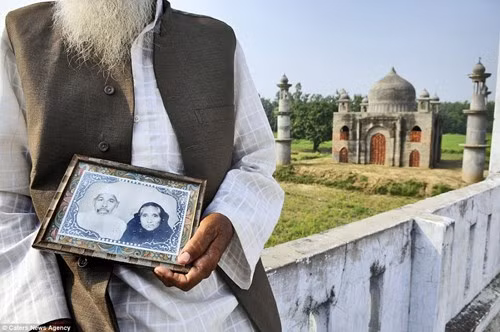 “Khi bắt đầu, tôi đã bán một mảnh đất với giá 60.000 bảng Anh. Sau đó tôi bán trang sức vàng và bạc của vợ với giá 15.000 bảng Anh. Rồi tôi dùng toàn bộ số tiền đó để xây đền cho vợ với sự trợ giúp của một người thợ địa phương.”, ông Faizul nói.