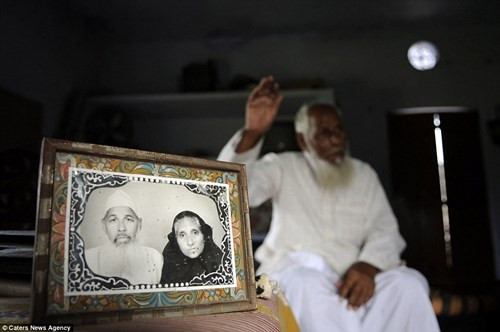 Ông Faizul và bà Tajamulli đã sống bên nhau suốt 53 năm trước khi bà qua đời vào năm 2012 vì ung thư vòm họng. Hai ông bà tuy chung sống rất lâu nhưng không có con. Sau khi bà Tajamulli mất, ông Faizul đã chôn cất người vợ ngay trong mảnh đất vườn nhà mình và cụ ông bắt đầu xây đền tưởng nhớ vợ xung quanh đó.