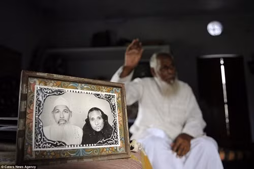 Ông Faizul và bà Tajamulli đã sống bên nhau suốt 53 năm trước khi bà qua đời vào năm 2012 vì ung thư vòm họng. Hai ông bà tuy chung sống rất lâu nhưng không có con. Sau khi bà Tajamulli mất, ông Faizul đã chôn cất người vợ ngay trong mảnh đất vườn nhà mình và cụ ông bắt đầu xây đền tưởng nhớ vợ xung quanh đó.