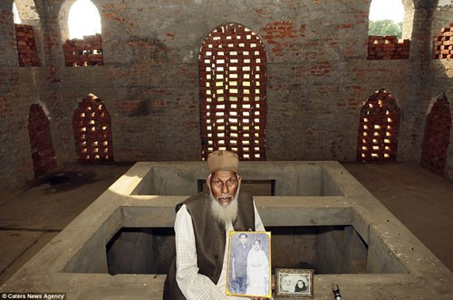 “Giờ đây, tôi còn phải lát đá cẩm thạch xung quanh đền, và xây một công viên cây xanh ở phía trước. Những công việc này dự kiến tiêu tốn khoảng 70.000 bảng Anh”.