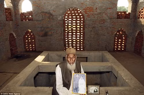 “Giờ đây, tôi còn phải lát đá cẩm thạch xung quanh đền, và xây một công viên cây xanh ở phía trước. Những công việc này dự kiến tiêu tốn khoảng 70.000 bảng Anh”.