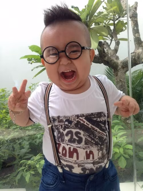 “Sau thời gian chia sẻ clip lên trang cá nhân của mình và được nhiều người yêu thích, chia sẻ clip nên mình đã quyết định lập cho Ku Tin một fanpage cùng tên bé, từ lúc lập đến nay cũng được 3 tháng rồi và fanpage này hiện có gần 100 ngàn lượt like”, anh Phúc cho biết thêm.