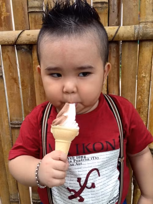 Liên hệ với người cậu ba được bé nhắc tên trong các clip, PV được anh chia sẻ những điều thú vị về cậu bé 4 tuổi này. Anh giới thiệu mình tên Phúc là cậu ruột của Ku Tin. Ku Tin có tên đầy đủ là Huỳnh Minh Hoàng (sinh năm 2011), bé có cân nặng là 22 kg và cao 1 mét. Cậu bé này hiện đang học trường mầm non Mai Linh, quận Bình Thạnh, TP HCM.