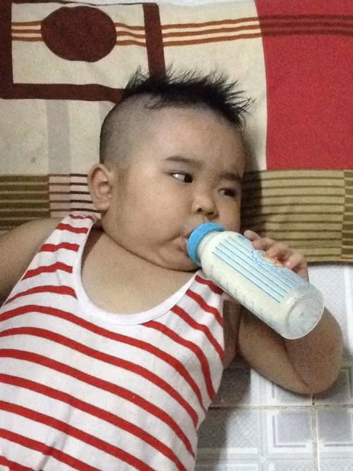 Ku Tin có sở thích nghe nhạc, ca hát còn về ăn uống thì thích ăn sô cô la như bao đứa trẻ khác.