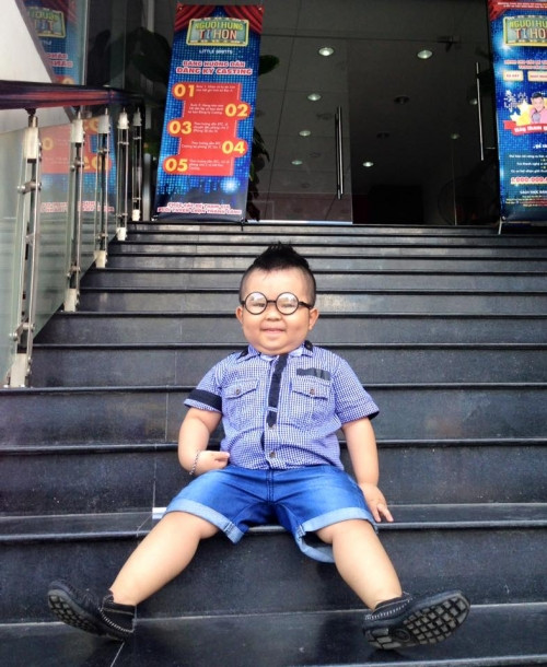 Vài ngày qua, trên mạng xã hội đồng loạt chia sẻ những đoạn clip đối đáp siêu dễ thương của cậu bé 4 tuổi với một người đàn ông. Trong clip ngoài sự ngây ngô, dễ thương của em bé thì nhiều người còn “ngả mũ” bái phục với tài ăn nói “như ông cụ non” của cậu bé 4 tuổi đông fan nhất Việt Nam này.