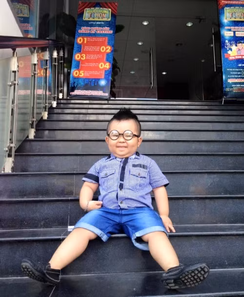 Vài ngày qua, trên mạng xã hội đồng loạt chia sẻ những đoạn clip đối đáp siêu dễ thương của cậu bé 4 tuổi với một người đàn ông. Trong clip ngoài sự ngây ngô, dễ thương của em bé thì nhiều người còn “ngả mũ” bái phục với tài ăn nói “như ông cụ non” của cậu bé 4 tuổi đông fan nhất Việt Nam này.