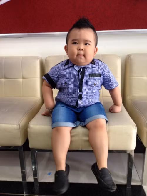 Như màn đối đáp với cậu của mình, cậu bé Ku Tin này nhất quyết đòi làm chú rể, còn cậu ba của bé thì đòi làm cô dâu, cậu bé nhanh nhảu đáp “Cậu Ba không thể là cô dâu bởi cậu Ba không phải là con gái”. Chỉ sau một thời gian ngắn những clip được người cậu đăng tải trên trang cá nhân đã nhận được rất nhiều lượt xem và bình luận dễ thương dành cho bé.