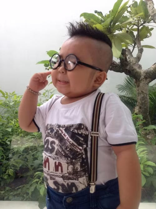 Chia sẻ về sở thích của bé, cậu ba cho biết: “Lúc 2 tuổi bé biết nghe nhạc và hát theo tuy nhiên lúc đó còn nhỏ bé chỉ hát nhạc trẻ con, nhưng từ tết cách đây mấy tháng thì bé bộc lộ khả năng và hát nhạc của người lớn. Những bài hát, hay điệu nhảy đều do bé tự xem trên ti vi và học theo chứ không hề có người chỉ dẫn”.