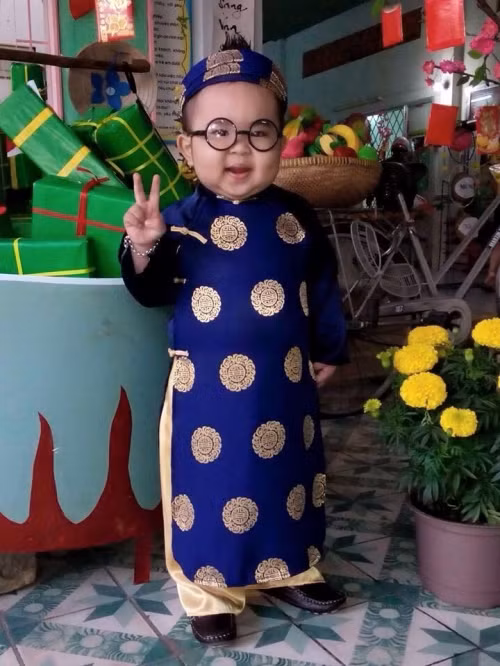 Theo lời chia sẻ của cậu bé Ku Tin thì ngoài thời gian học tập, cậu bé cũng từng tham gia một số show truyền hình như: Thách thức danh hài, Người hùng tí hon… Khi PV đặt câu hỏi bé có biết mình nổi tiếng không thì cậu ba cười trừ: “Bé còn nhỏ nên không nhận thức được mình nổi tiếng, chỉ biết rằng khi đi đâu thì bé cũng được mọi người hết sức yêu quý”.