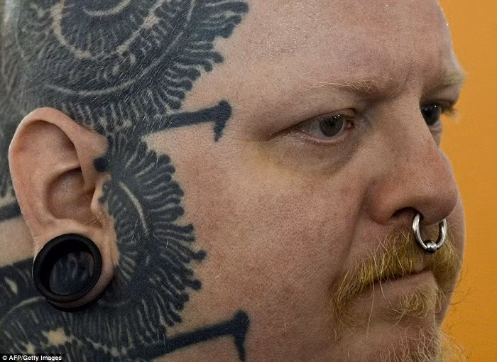 Paul Booth, một thợ xăm hình người Mỹ cũng tham gia sự kiện này.