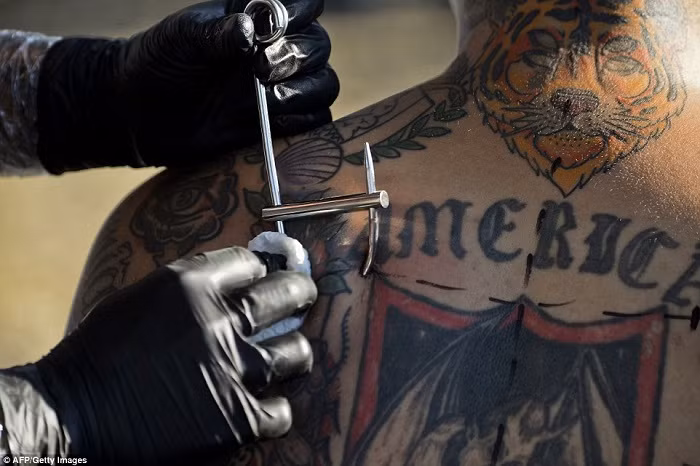 Một chuyên viên xuyên móc kim loại đã được khử trùng vào da của Carnicero trong ngày đầu tiên diễn ra lễ hội.