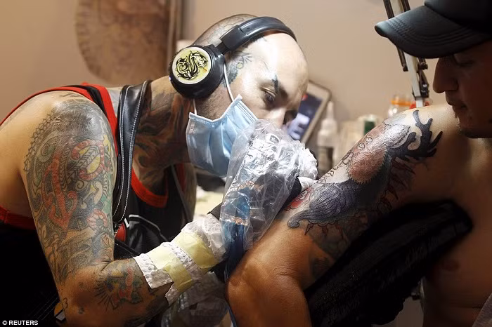 Nhiều người từ những nơi xa xôi có mặt tại lễ hội để được thợ xăm giỏi nhất xăm hình lên cơ thể.