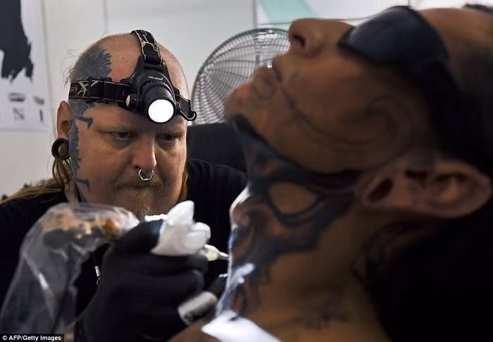 Thợ xăm hình người Mỹ Paul Booth.