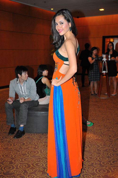 Á hậu Hoàng My cách tân táo bạo với áo dài khoe trọn lưng trần. Tuy nhiên, trang phục này của người đẹp cũng gây nhiều tranh cãi.