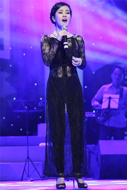 Phan cam my nhan Viet dien ao dai lo da thit nhay cam