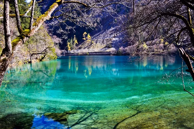 Thắng cảnh Cửu Trại Câu bao gồm 3 thung lũng xếp theo hình dạng chữ Y là Nhật Tắc Câu, Tắc Tra Câu và Thụ Chính Câu. Ảnh: Baike.