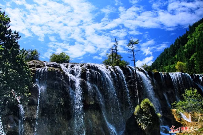 Dọc theo các thung lũng, du khách sẽ đi qua rất nhiều hồ nước, thác nước đẹp, từng xuất hiện trong nhiều bộ phim truyền hình, như hồ Tiễn Trúc đã xuất hiện trong phim “Anh hùng”, bãi cạn Trân Châu từng là điểm quay các cảnh trong “Tây Du Ký” ... Ảnh: Gmw.