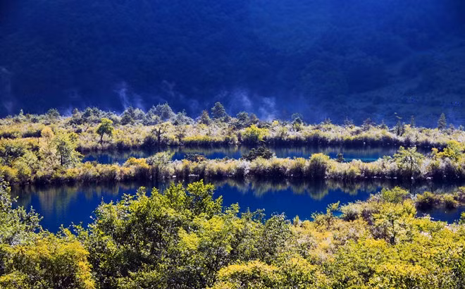 Nhiệt độ khu Cửu Trại Câu cao nhất là vào tháng 7 và 8, từ 18 đến 24 độ C. Dù mỗi mùa đều có nét riêng và vẻ đẹp khác nhau nhưng vào mùa thu nơi đây cảnh sắc được đánh giá là đẹp nhất, lãng mạn nhất. Ảnh: Baike.