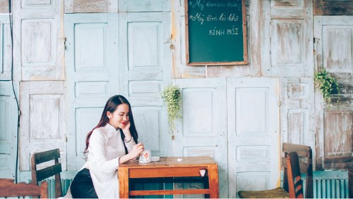 Nhi cũng từng theo bạn đi bưng bê phục vụ tại nhà hàng, hay đi bộ gần 10km mỗi ngày chọn lựa quần áo, túi xách về kinh doanh online. Những việc này không giúp Nhi tăng thêm nhiều thu nhập nhưng tạo cho cô sự hứng thú, tự lập và tiết chế tính cách vốn còn nông nổi của tuổi trẻ. Ngoài ra, là một người yêu động vật, Nhi đã tham gia vào hiệp hội cứu trợ động vật tại Ah cùng các bạn trong trường để cứu giúp những chú chó, mèo bị bỏ hoang có một cuộc sống tốt hơn. Ảnh: NVCC