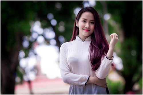 Ánh Nhi chia sẻ cô đã học ở Anh 2 năm tại trường University of Liverpool, sau đó tiếp tục về Singapore học tập được 7 tháng. Nhờ đó, Nhi cũng như các bạn khác dễ dàng chia sẻ và giao lưu, chia sẻ ngôn ngữ, văn hoá với nhau, đồng thời phát triển kỹ năng giao tiếp. Khi nói về ý nghĩa của việc đi du học, Nhi chia sẻ: "Đi một ngày đàng học một sàng khôn".Ảnh: NVCC