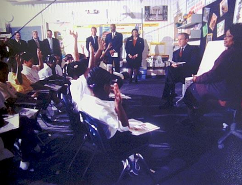 Tổng thống thứ 43 của Mỹ không biết thảm kịch kinh hoàng đang ập đến với nước Mỹ. Ảnh: ABC News.